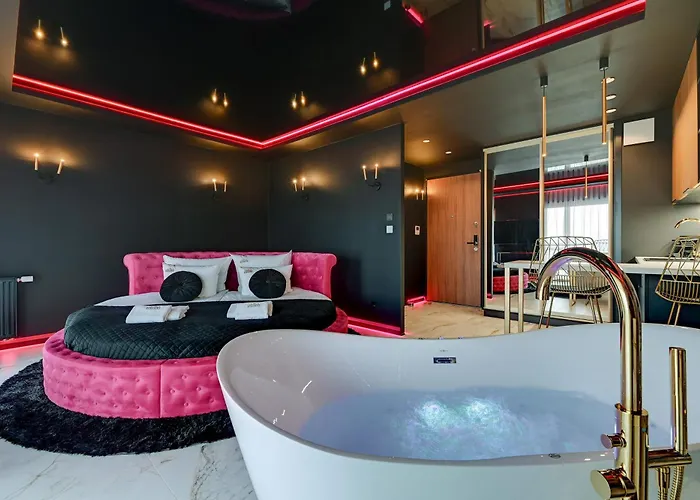 Glamorous Jacuzzi Suite By Downtown Apartments