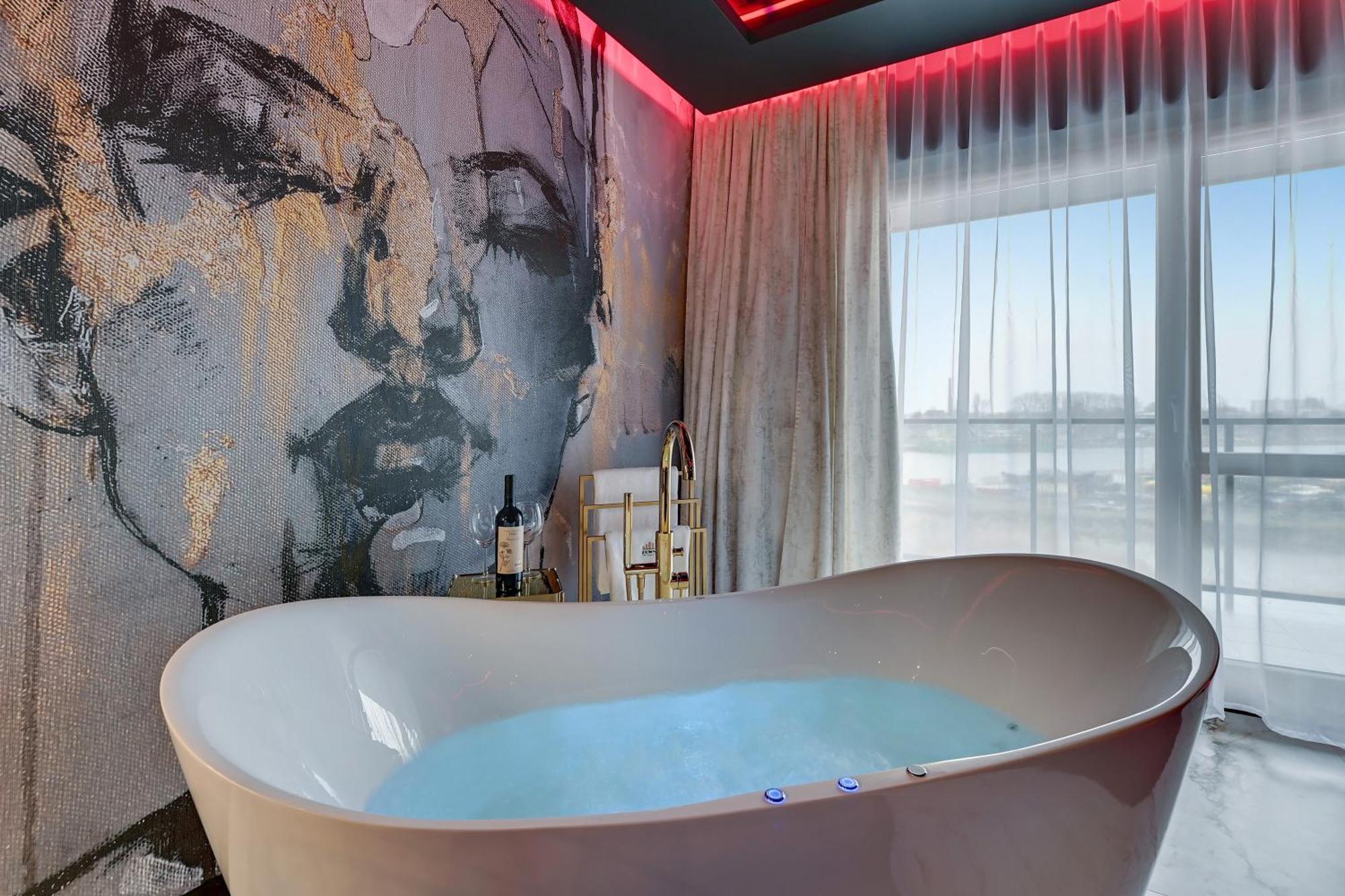 Glamorous Jacuzzi By Downtown Gdańsk