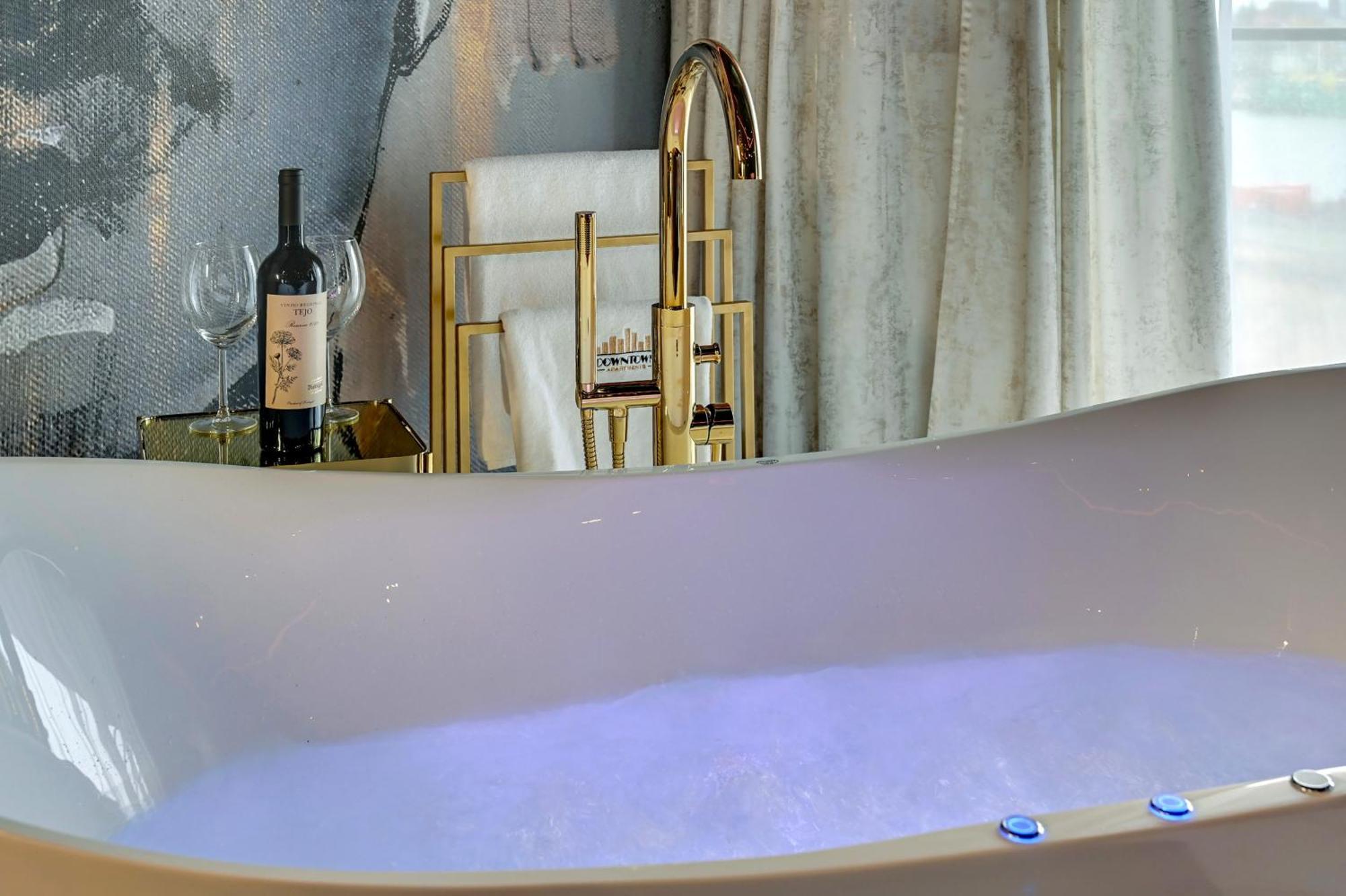 Glamorous Jacuzzi By Downtown Apartament
